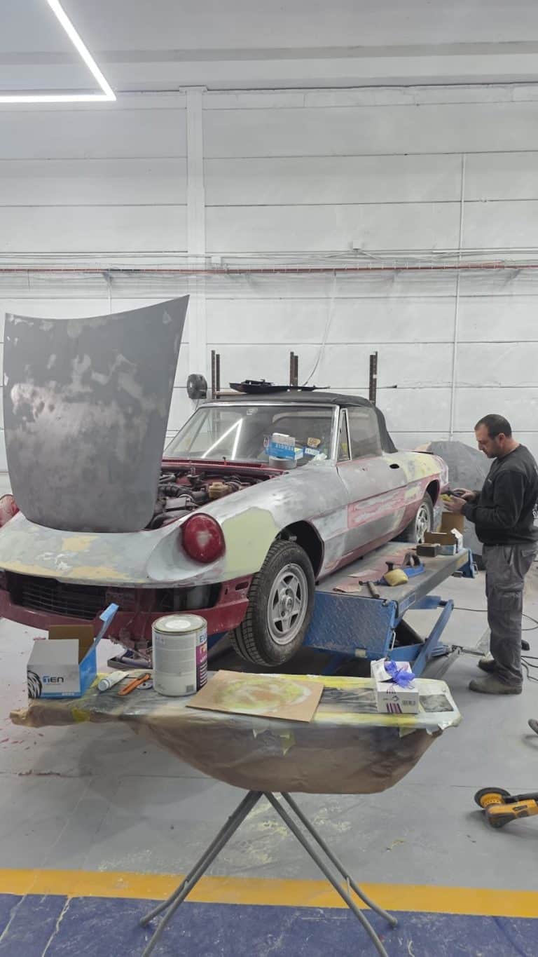 טכנאי RestorFX עובד על שיקום רכב קלאסי בגוון קרם במוסך נוף הגליל
