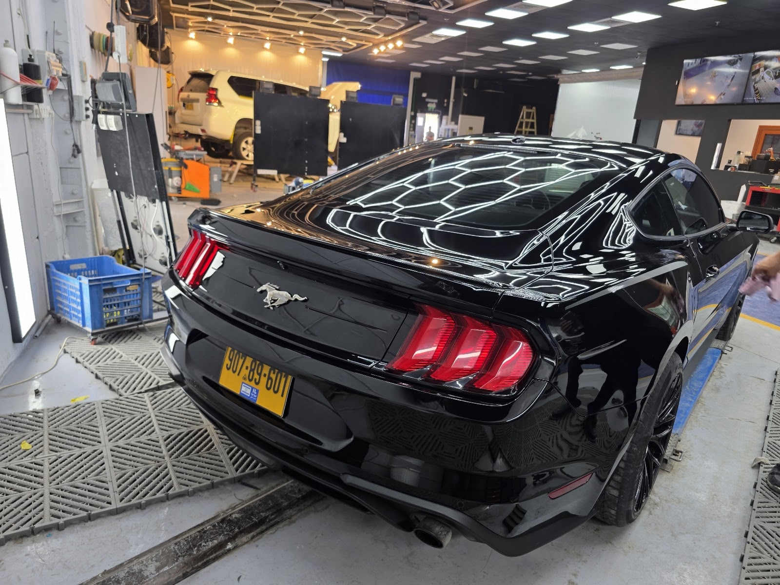 טכנאי מבצע תיקון פחחות ואבחון רכב במוסך RestorFX נוף הגליל